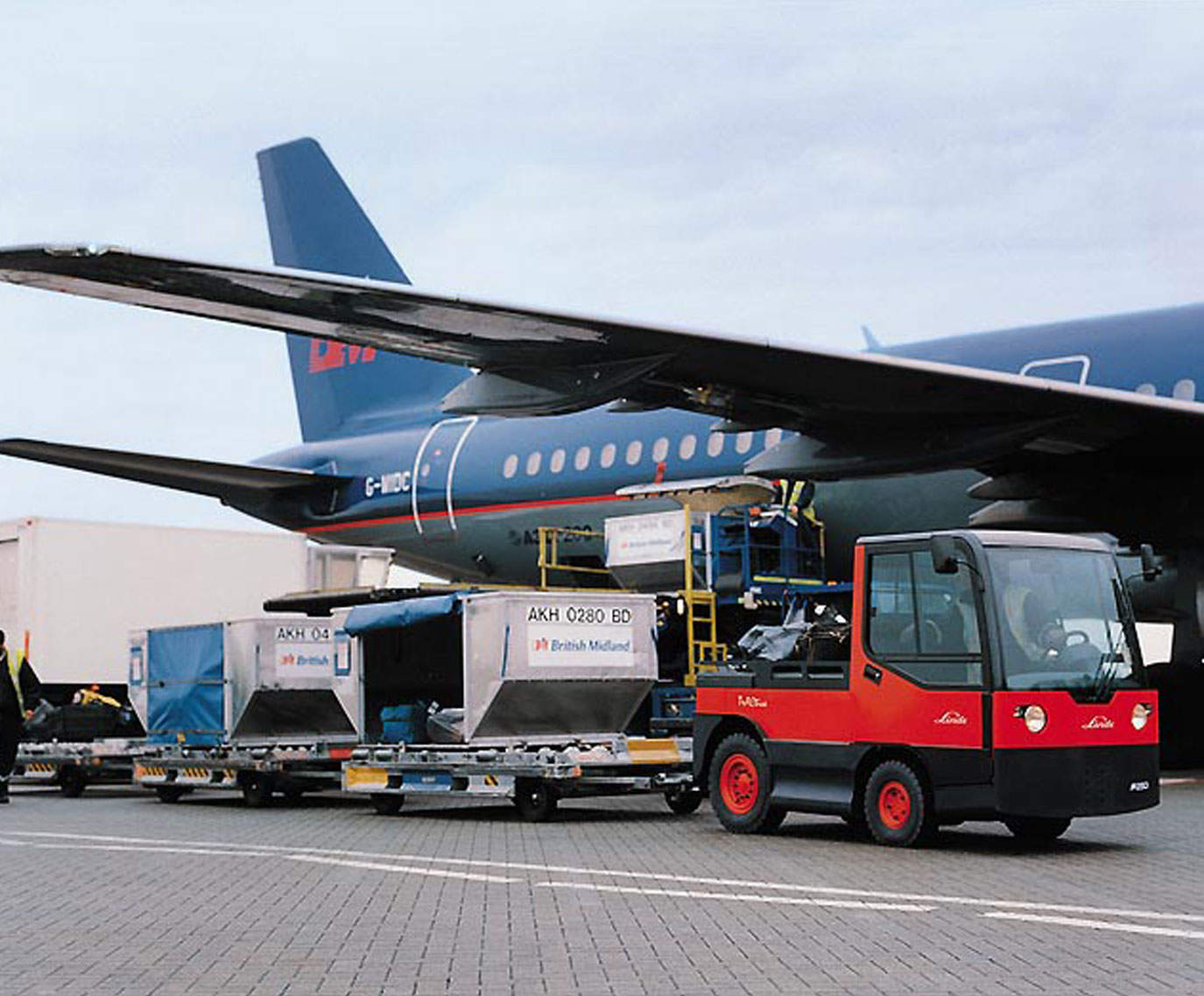 Linde series127 P250 electric tow tractor towing