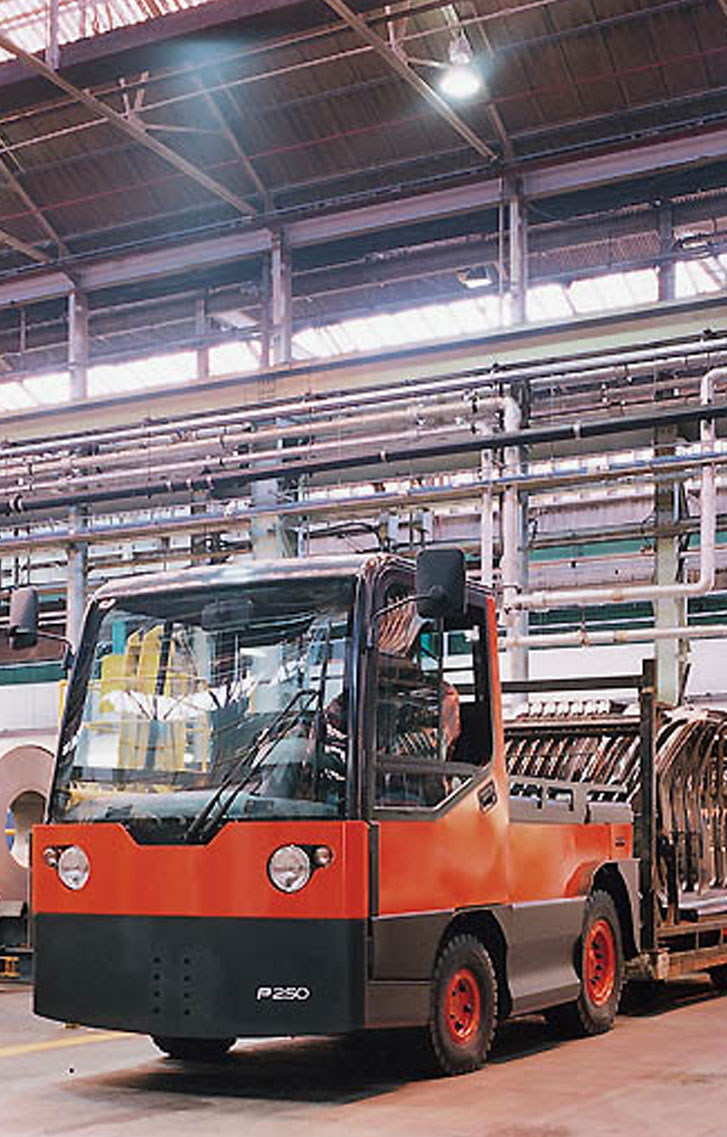 Linde series127 P250 electric tow tractor warehouse