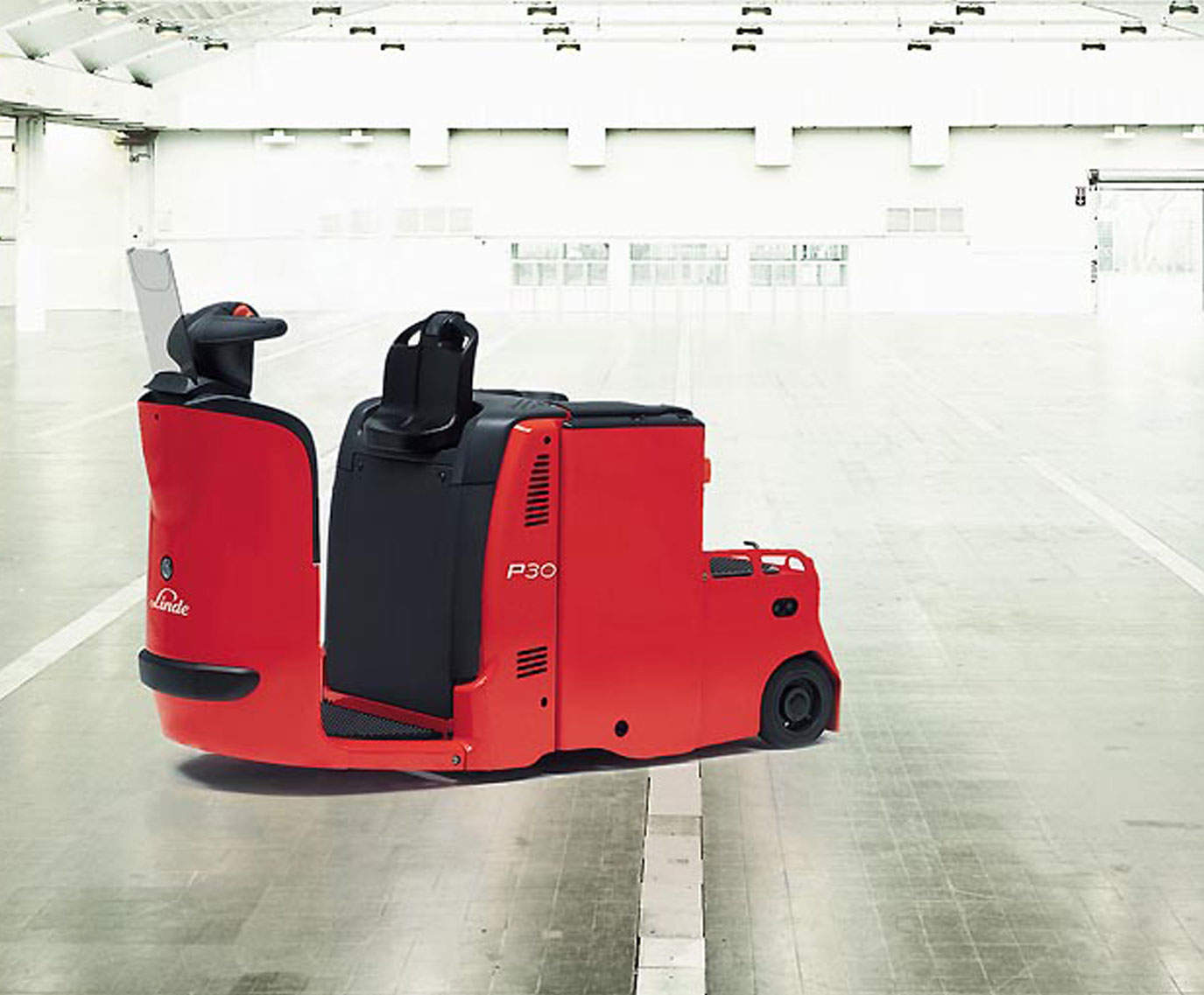 Linde series132 P30 electric tow tractor hero