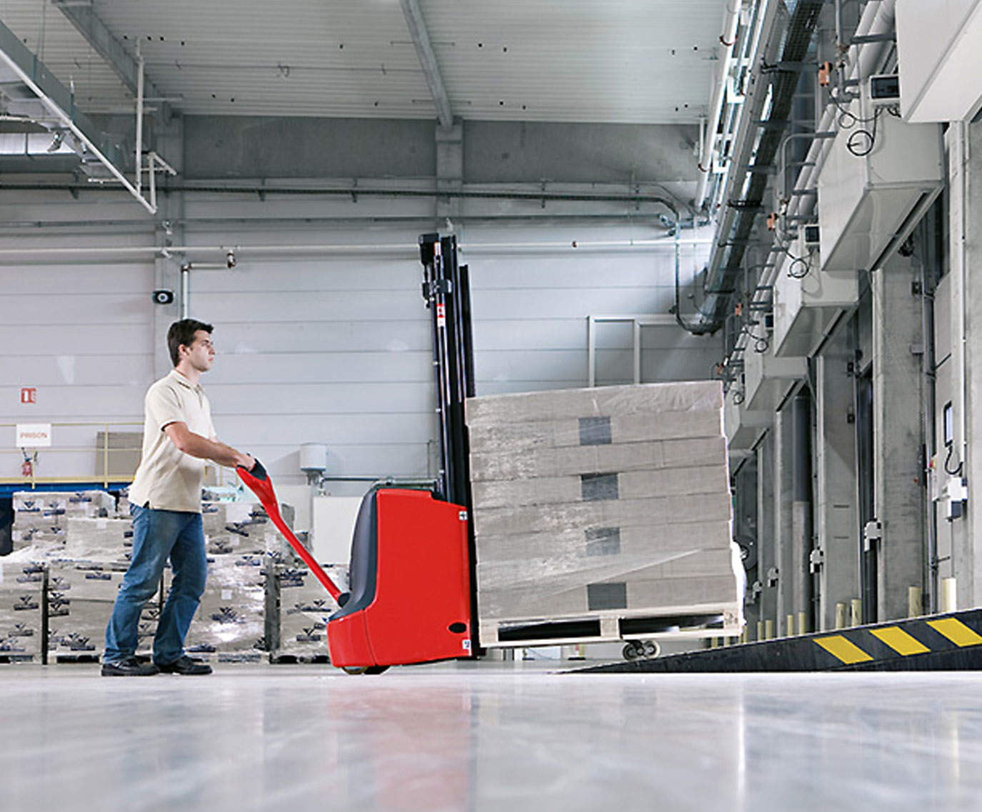 forklift hire linde series1172 l10b l12as electric pallet stackers application pallet