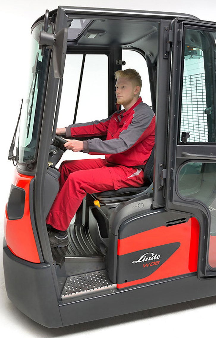 forklift hire linde series1191 W08 electric tow tractors operator